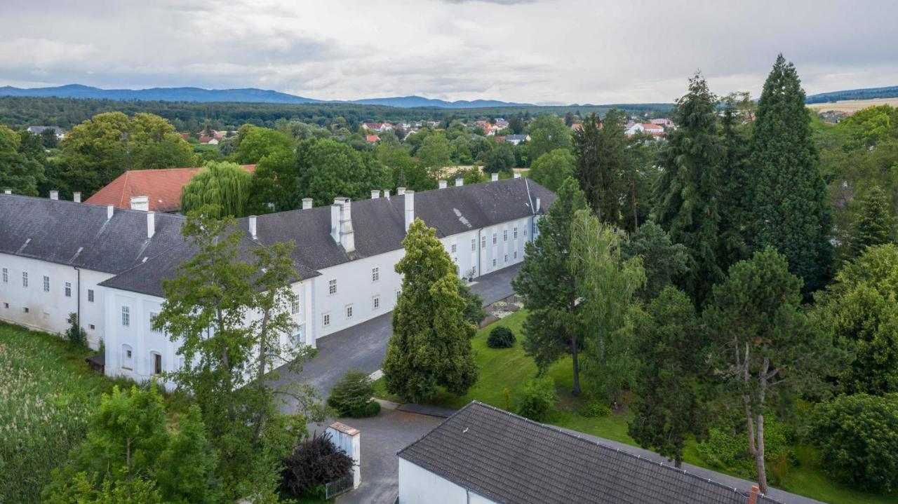 Boutique Hotel Zum Oberjaeger, Schloss Lackenbach Exterior photo